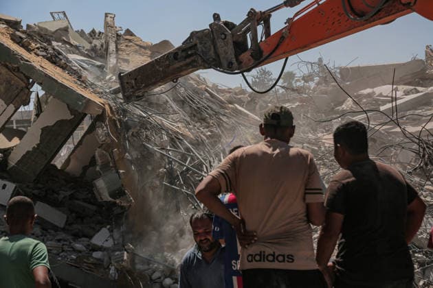 September 16, 2026, Palestine: Gaza Civil Defense teams rescue people from a collapsed building on in the Al-Sinaa area west of Gaza City, Gaza. Initial reports indicated multiple people had died and dozens were missing. Palestine  - ZUMAe144 20260916_zip_e144_032 Copyright: xMohammadxAbuxElsebahx