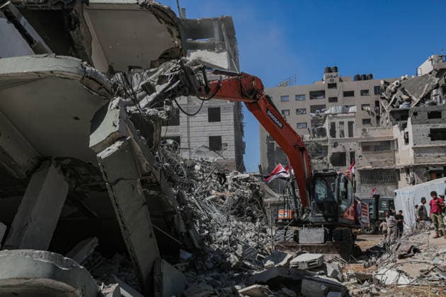 September 16, 2026, Palestine: Gaza Civil Defense teams rescue people from a collapsed building on in the Al-Sinaa area west of Gaza City, Gaza. Initial reports indicated multiple people had died and dozens were missing. Palestine  - ZUMAe144 20260916_zip_e144_036 Copyright: xMohammadxAbuxElsebahx
