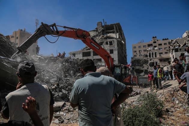September 16, 2026, Palestine: Gaza Civil Defense teams rescue people from a collapsed building on in the Al-Sinaa area west of Gaza City, Gaza. Initial reports indicated multiple people had died and dozens were missing. Palestine  - ZUMAe144 20260916_zip_e144_040 Copyright: xMohammadxAbuxElsebahx
