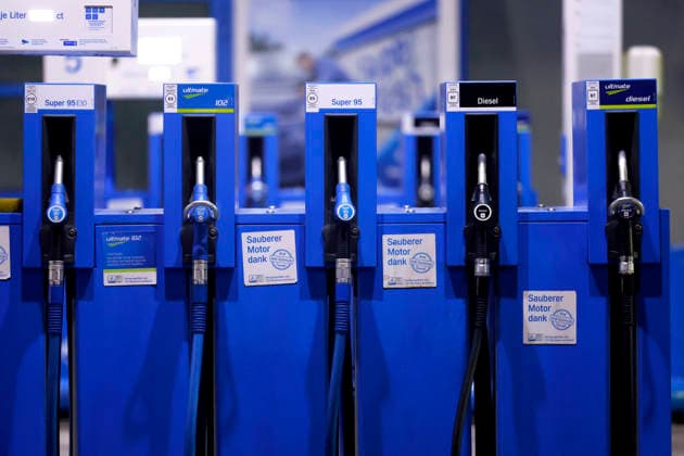 Spritpreise an einer nächtlichen Tankstelle in Köln. Preissteigerungen während des Iran-Krieg und den Vorfällen in der Meerenge von Hormuz machen das Tanken in Deutschland immer teurer: Mit dem steigenden Ölpreis und der ausgelaufenen Spritpreisbremse verteuern sich auch Benzin und Diesel immer weiter in Richtung der 3-Euro-Marke. (Themenbild, Symbolbild) Köln, 15.09.2026 NRW Deutschland Copyright: xChristophxHardtx