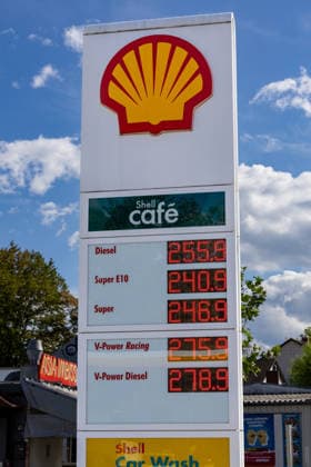 Kraftstoffpreise an einer Shell-Tankstelle 16.09.2026: Das Shell-Logo über einer Preistafel mit hohen Kraftstoffpreisen an einer Tankstelle. Diesel kostet 2,559 Euro pro Liter, Super E10 2,409 Euro und Super 2,469 Euro. Die Tankstelle liegt innerstädtisch und befindet sich im Stadtteil Eckenheim Die Aufnahme verbindet die Marke eines internationalen Mineralölkonzerns mit dem Thema hoher Energie- und Mobilitätskosten. Frankfurt am Main Eckenheim Hessen Deutschland