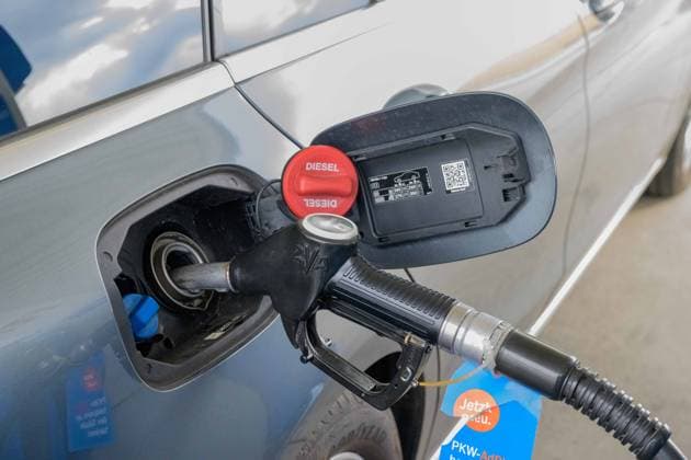 Auto wird mit Diesel betankt , HOCKENHEIM, Deutschland 16.09.2026: Ein Pkw wird an einer Tankstelle mit Diesel betankt. Symbolbild für Kraftstoff, Spritpreise und Mobilität.