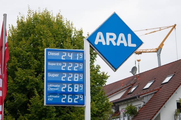 Aral Tankstelle, Zapfsäule, Zapfpistole, Tankstellenanzeige, Kraftstoffpreise, Benzin, Super E10, Super E5, Diesel, Spritpreise, Tanken, Autofahrer, Verkehr, Mobilität, Pendler, Rekordpreise, Preissteigerung, hohe Spritpreise, Energiepreise, Ölpreis, Rohöl, Brent, Nahostkonflikt, Iran Krieg, Energiekrise, Inflation, Verbraucher, Entlastungen, Tankrabatt, Energiesteuer, Mehrwertsteuer, Bundesregierung, Preisdeckel, Niedrigwasser Rhein, Symbolfoto Freiburg Tankstelle Baden-Württemberg Deutschland Copyright: xFINLEYxMÖRCHx