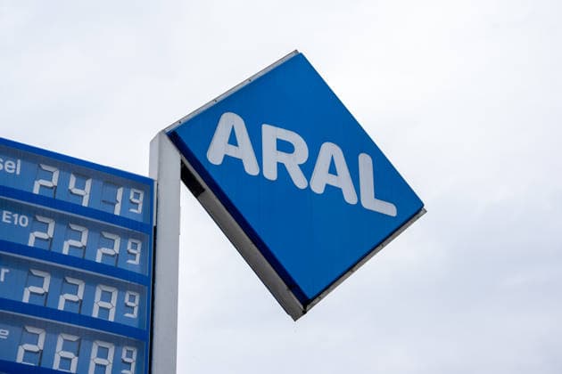 Aral Tankstelle, Zapfsäule, Zapfpistole, Tankstellenanzeige, Kraftstoffpreise, Benzin, Super E10, Super E5, Diesel, Spritpreise, Tanken, Autofahrer, Verkehr, Mobilität, Pendler, Rekordpreise, Preissteigerung, hohe Spritpreise, Energiepreise, Ölpreis, Rohöl, Brent, Nahostkonflikt, Iran Krieg, Energiekrise, Inflation, Verbraucher, Entlastungen, Tankrabatt, Energiesteuer, Mehrwertsteuer, Bundesregierung, Preisdeckel, Niedrigwasser Rhein, Symbolfoto Freiburg Tankstelle Baden-Württemberg Deutschland Copyright: xFINLEYxMÖRCHx