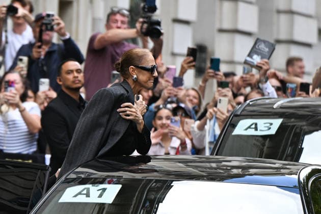 September 16, 2026: Celine Dion leaves the Royal Monceau. Celine Dion spent time with fans before heading to the venue, the Royal Monceau hotel in Paris, France. 459726 September 16, 2026 Paris, France  Copyright: xL.Urmanx xStarfacex STAR_459726_025