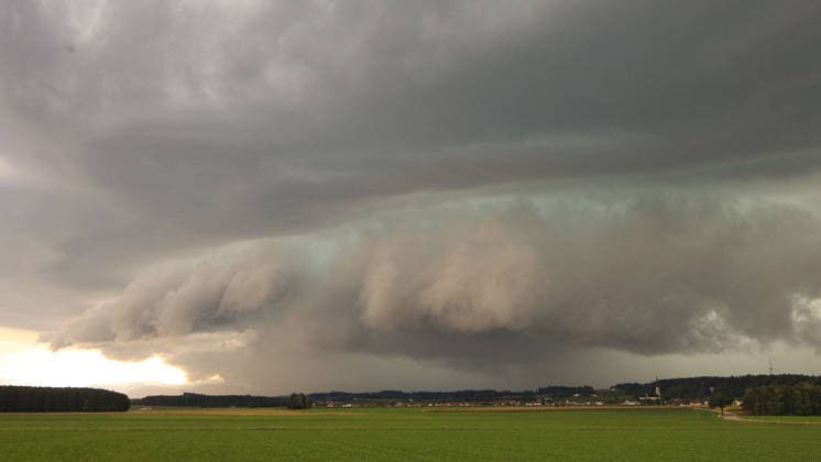 Gewitterauftakt in Bayern: Wechselhaftes Wetter erwartet, Erste kräftige Gewitter ziehen am frühen Abend über Oberbayern auf. Dunkle Wolken, heftige Schauer und teils kräftige Böen kündigen eine wechselhafte Wetterlage an. Auch in den kommenden Tagen bleibt das Wetter unbeständig: Neben sonnigen Abschnitten sind weitere Schauer und Gewitter möglich. Örtlich kann es dabei wieder kräftig regnen. Trostberg Bayern Deutschland Trostberg