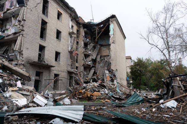 September 16, 2026, Sloviansk, Donetsk Oblast, Ukraine: Buildings heavily damaged following a Russian missile attack in Sloviansk, Donetsk region, Ukraine. The attack destroyed parts of several residential buildings, leaving debris scattered across the surrounding area. Sloviansk Ukraine - ZUMAm350 20260916_zip_m350_004 Copyright: xCameronxJones-Manleyx