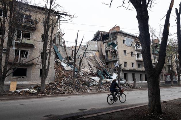September 16, 2026, Sloviansk, Donetsk Oblast, Ukraine: Buildings heavily damaged following a Russian missile attack in Sloviansk, Donetsk region, Ukraine. The attack destroyed parts of several residential buildings, leaving debris scattered across the surrounding area. Sloviansk Ukraine - ZUMAm350 20260916_zip_m350_012 Copyright: xCameronxJones-Manleyx