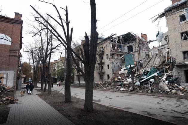 September 16, 2026, Sloviansk, Donetsk Oblast, Ukraine: Buildings heavily damaged following a Russian missile attack in Sloviansk, Donetsk region, Ukraine. The attack destroyed parts of several residential buildings, leaving debris scattered across the surrounding area. Sloviansk Ukraine - ZUMAm350 20260916_zip_m350_015 Copyright: xCameronxJones-Manleyx
