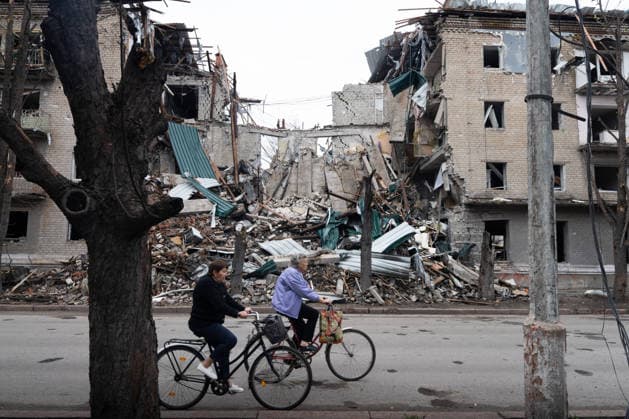 September 16, 2026, Sloviansk, Donetsk Oblast, Ukraine: Buildings heavily damaged following a Russian missile attack in Sloviansk, Donetsk region, Ukraine. The attack destroyed parts of several residential buildings, leaving debris scattered across the surrounding area. Sloviansk Ukraine - ZUMAm350 20260916_zip_m350_013 Copyright: xCameronxJones-Manleyx