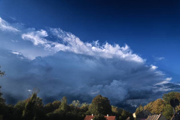 Wenige Augenblicke vor einem Gewitter. Eine Gewitterwolke zeigt sich kurz nach Beginn des meteorologischen Herbstzeit in voller Größe und Reife kurz wenige Minuten vor einem kräftigen Gewitter. Essen Nordrhein-Westfalen Deutschland