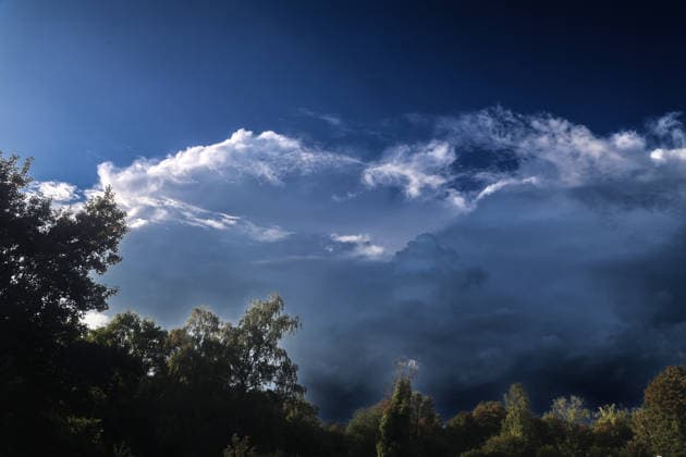 Wenige Augenblicke vor einem Gewitter. Eine Gewitterwolke zeigt sich kurz nach Beginn des meteorologischen Herbstzeit in voller Größe und Reife kurz wenige Minuten vor einem kräftigen Gewitter. Essen Nordrhein-Westfalen Deutschland