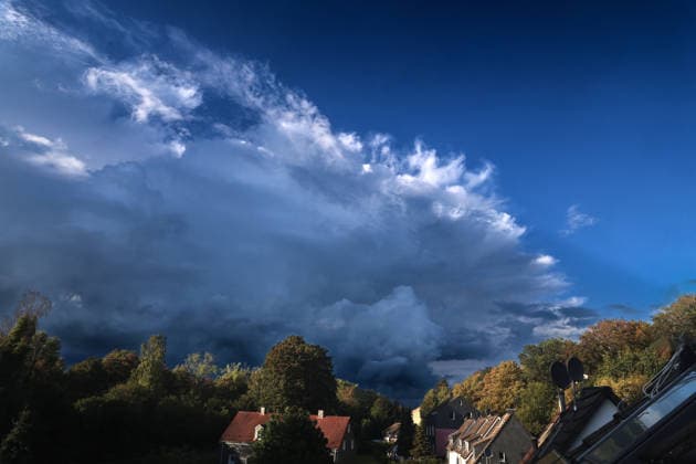 Wenige Augenblicke vor einem Gewitter. Eine Gewitterwolke zeigt sich kurz nach Beginn des meteorologischen Herbstzeit in voller Größe und Reife kurz wenige Minuten vor einem kräftigen Gewitter. Essen Nordrhein-Westfalen Deutschland