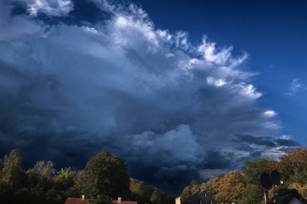 Wenige Augenblicke vor einem Gewitter. Eine Gewitterwolke zeigt sich kurz nach Beginn des meteorologischen Herbstzeit in voller Größe und Reife kurz wenige Minuten vor einem kräftigen Gewitter. Essen Nordrhein-Westfalen Deutschland