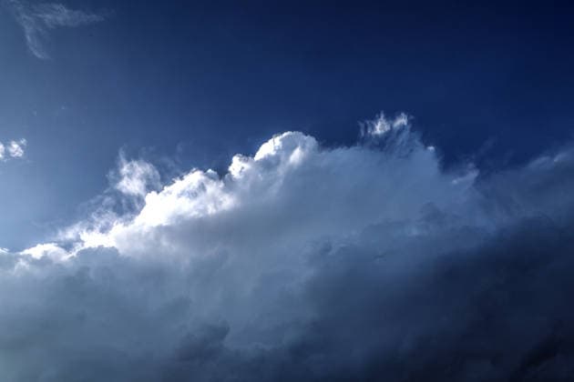 Wenige Augenblicke vor einem Gewitter. Eine Gewitterwolke zeigt sich kurz nach Beginn des meteorologischen Herbstzeit in voller Größe und Reife kurz wenige Minuten vor einem kräftigen Gewitter. Essen Nordrhein-Westfalen Deutschland