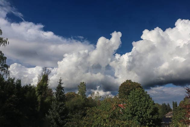 Bildung von großen Qellwolken Mächtige Wolkengebirge aus der Gattung der vertikalen Wolken zeigen sich im Spätsommer am Himmel und bringen vereinzelt Regen mit teils eingelagerten Gewittern. Essen Nordrhein-Westfalen Deutschland