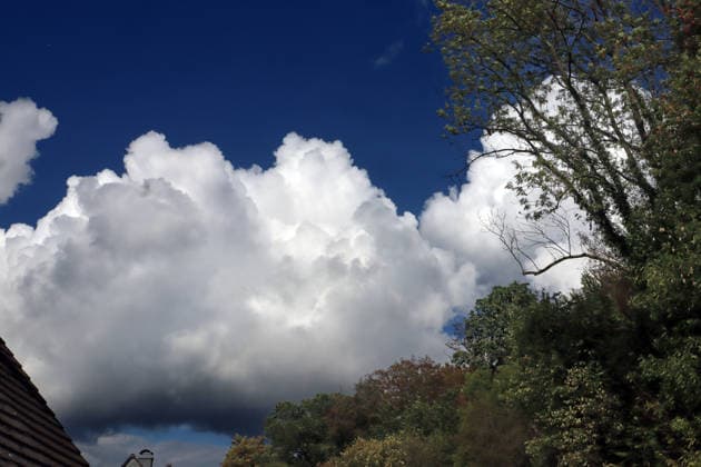 Bildung von großen Qellwolken Mächtige Wolkengebirge aus der Gattung der vertikalen Wolken zeigen sich im Spätsommer am Himmel und bringen vereinzelt Regen mit teils eingelagerten Gewittern. Essen Nordrhein-Westfalen Deutschland