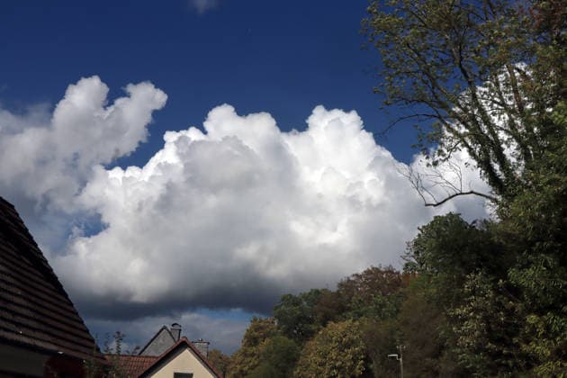 Bildung von großen Qellwolken Mächtige Wolkengebirge aus der Gattung der vertikalen Wolken zeigen sich im Spätsommer am Himmel und bringen vereinzelt Regen mit teils eingelagerten Gewittern. Essen Nordrhein-Westfalen Deutschland