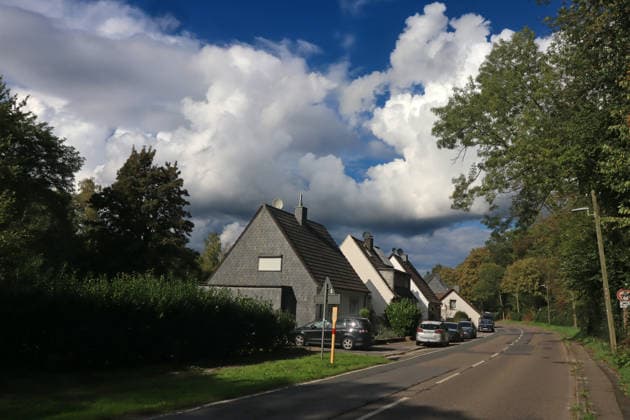 Bildung von großen Qellwolken Mächtige Wolkengebirge aus der Gattung der vertikalen Wolken zeigen sich im Spätsommer am Himmel und bringen vereinzelt Regen mit teils eingelagerten Gewittern. Essen Nordrhein-Westfalen Deutschland