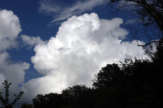 Bildung von großen Qellwolken Mächtige Wolkengebirge aus der Gattung der vertikalen Wolken zeigen sich im Spätsommer am Himmel und bringen vereinzelt Regen mit teils eingelagerten Gewittern. Essen Nordrhein-Westfalen Deutschland