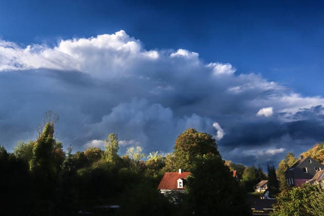 Wenige Augenblicke vor einem Gewitter. Eine Gewitterwolke zeigt sich kurz nach Beginn des meteorologischen Herbstzeit in voller Größe und Reife kurz wenige Minuten vor einem kräftigen Gewitter. Essen Nordrhein-Westfalen Deutschland