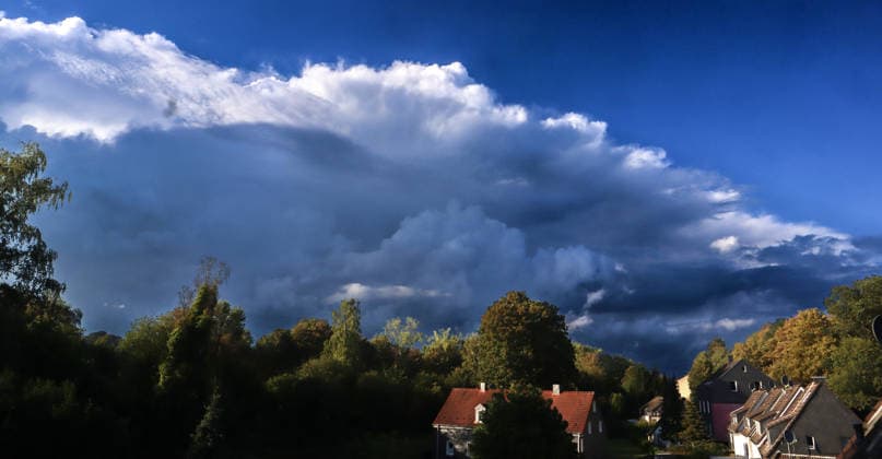 Wenige Augenblicke vor einem Gewitter. Eine Gewitterwolke zeigt sich kurz nach Beginn des meteorologischen Herbstzeit in voller Größe und Reife kurz wenige Minuten vor einem kräftigen Gewitter. Essen Nordrhein-Westfalen Deutschland
