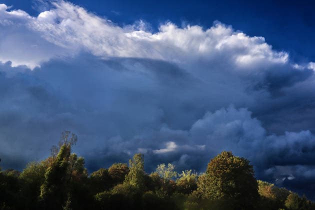 Wenige Augenblicke vor einem Gewitter. Eine Gewitterwolke zeigt sich kurz nach Beginn des meteorologischen Herbstzeit in voller Größe und Reife kurz wenige Minuten vor einem kräftigen Gewitter. Essen Nordrhein-Westfalen Deutschland