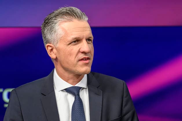 im Bild v.l.: Thorsten Frei, CDU (Unionsfraktionsvorsitzender), GER, Berlin, Studio, zu Gast bei Maischberger, politische Talkshow, TV, Format, mit Moderatorin Sandra Maischberger, Das Erste, aus Adlershof Am Studio 20, 16.09.2026, Copyright: HMBxMedia UwexKoch