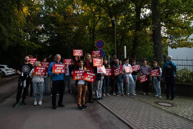 Mecklenburg-Vorpommern state election campaign continues in Germany SCHWERIN, GERMANY - SEPTEMBER 16: Supporters of Mecklenburg-Vorpommern Minister-President Manuela Schwesig (SPD) hold signs reading Manu auf die 1 as they welcome her upon her arrival at the NDR broadcasting center in Schwerin, Germany, on September 16, 2026. Schwesig greets supporters and poses for photos with them ahead of a televised election debate with AfD candidate Leif-Erik Holm, four days before the state election. Somaya Abdelrahman Anadolu Schwerin Germany. Editorial use only. Please get in touch for any other usage.  Copyright: x2026xAnadoluxSomayaxAbdelrahmanx