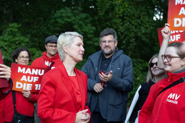 Mecklenburg-Vorpommern state election campaign continues in Germany SCHWERIN, GERMANY - SEPTEMBER 16: Supporters of Mecklenburg-Vorpommern Minister-President Manuela Schwesig (SPD) hold signs reading Manu auf die 1 as they welcome her upon her arrival at the NDR broadcasting center in Schwerin, Germany, on September 16, 2026. Schwesig greets supporters and poses for photos with them ahead of a televised election debate with AfD candidate Leif-Erik Holm, four days before the state election. Somaya Abdelrahman Anadolu Schwerin Germany. Editorial use only. Please get in touch for any other usage.  Copyright: x2026xAnadoluxSomayaxAbdelrahmanx