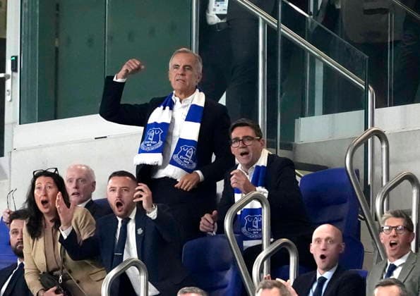 September 16, 2026, Liverpool, United Kingdom: Prime Minister Mark Carney and British Prime Minister Andy Burnham watch a soccer game between Everton F.C. and Wolverhampton Wanderers F.C. at Hill Dickinson Stadium in Liverpool, England, on Wednesday, Sept. 16, 2026. Liverpool United Kingdom  - ZUMAc35_ 20260916_zaf_c35_142 Copyright: xJustinxTangx