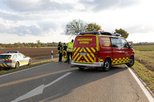 Tödlicher Frontalzusammenstoß auf der L395 zwischen Worms-Heppenheim und Worms-Horchheim Am Mittwoch, dem 16. September 2026, kam es gegen 17:20 Uhr auf der L395 zwischen Worms-Heppenheim und Worms-Horchheim zu einem schweren Frontalzusammenstoß zweier Pkw. Ein 63-jähriger Autofahrer wurde bei dem Unfall tödlich verletzt und verstarb noch an der Unfallstelle. Eine 49-jährige Autofahrerin wurde verletzt, nach Polizeiangaben jedoch nicht lebensbedrohlich. Beide Beteiligten waren in ihren Fahrzeugen eingeklemmt. Die verletzte Fahrerin wurde nach ihrer Rettung mit dem Rettungshubschrauber Christoph 53 in die BG Klinik Ludwigshafen geflogen. Auch der Rettungshubschrauber Christoph 5 war in den Einsatz eingebunden. Feuerwehr, Re