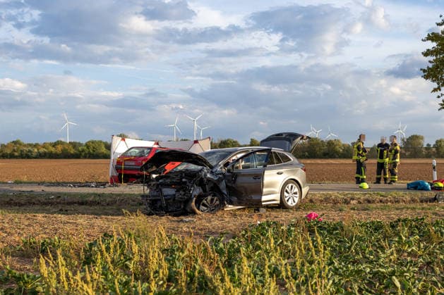Tödlicher Frontalzusammenstoß auf der L395 zwischen Worms-Heppenheim und Worms-Horchheim Am Mittwoch, dem 16. September 2026, kam es gegen 17:20 Uhr auf der L395 zwischen Worms-Heppenheim und Worms-Horchheim zu einem schweren Frontalzusammenstoß zweier Pkw. Ein 63-jähriger Autofahrer wurde bei dem Unfall tödlich verletzt und verstarb noch an der Unfallstelle. Eine 49-jährige Autofahrerin wurde verletzt, nach Polizeiangaben jedoch nicht lebensbedrohlich. Beide Beteiligten waren in ihren Fahrzeugen eingeklemmt. Die verletzte Fahrerin wurde nach ihrer Rettung mit dem Rettungshubschrauber Christoph 53 in die BG Klinik Ludwigshafen geflogen. Auch der Rettungshubschrauber Christoph 5 war in den Einsatz eingebunden. Feuerwehr, Re