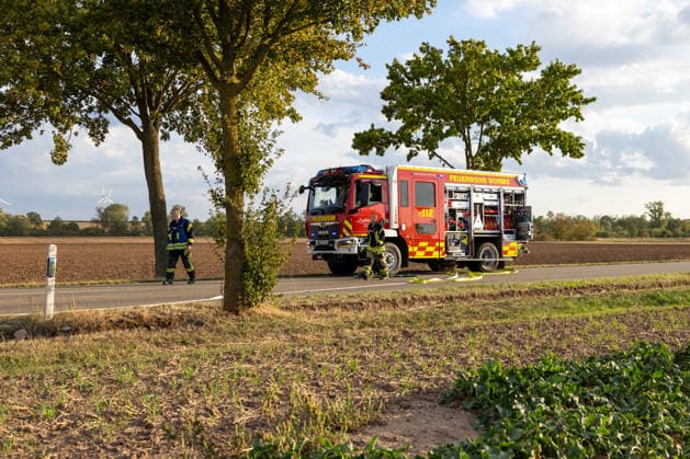 Tödlicher Frontalzusammenstoß auf der L395 zwischen Worms-Heppenheim und Worms-Horchheim Am Mittwoch, dem 16. September 2026, kam es gegen 17:20 Uhr auf der L395 zwischen Worms-Heppenheim und Worms-Horchheim zu einem schweren Frontalzusammenstoß zweier Pkw. Ein 63-jähriger Autofahrer wurde bei dem Unfall tödlich verletzt und verstarb noch an der Unfallstelle. Eine 49-jährige Autofahrerin wurde verletzt, nach Polizeiangaben jedoch nicht lebensbedrohlich. Beide Beteiligten waren in ihren Fahrzeugen eingeklemmt. Die verletzte Fahrerin wurde nach ihrer Rettung mit dem Rettungshubschrauber Christoph 53 in die BG Klinik Ludwigshafen geflogen. Auch der Rettungshubschrauber Christoph 5 war in den Einsatz eingebunden. Feuerwehr, Re
