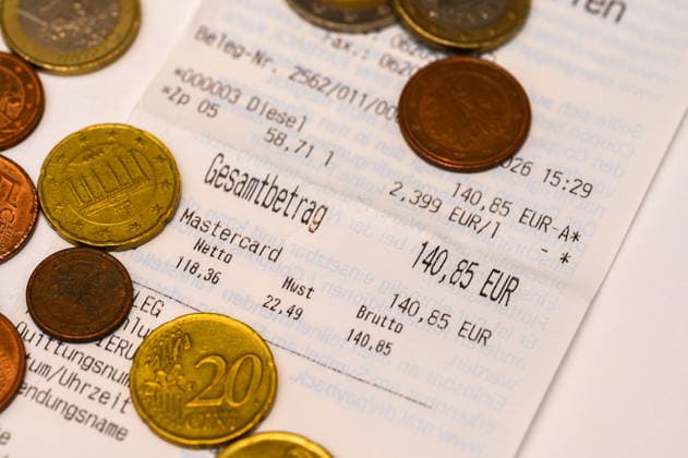 Tankbeleg über 140,85 Euro für Diesel , HOCKENHEIM, Deutschland 16.09.2026: Kassenbon einer Tankstelle über 58,71 Liter Diesel zu 2,399 Euro je Liter und 140,85 Euro Gesamtbetrag, bezahlt mit Kreditkarte. Symbolbild für Spritpreise und Kraftstoffkosten.