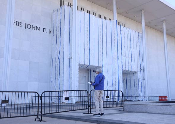 September 16, 2026, Washington, District Of Columbia, USA: Newly installed metallic fences surround the John F. Kennedy Center for the Performing Arts in Washington, DC, USA, on September 16, 2026. Barricades were placed around the Kennedy Center building a day after the Kennedy Center Board voted to close the venue for repairs after a federal judge blocked the institution from returning President Donald Trumps name to the building. Washington USA  - ZUMAs337 20260916_znp_s337_038 Copyright: xGentxShkullakux