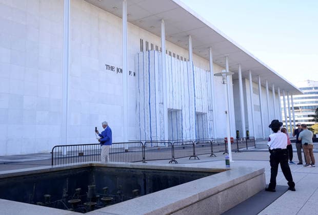September 16, 2026, Washington, District Of Columbia, USA: Newly installed metallic fences surround the John F. Kennedy Center for the Performing Arts in Washington, DC, USA, on September 16, 2026. Barricades were placed around the Kennedy Center building a day after the Kennedy Center Board voted to close the venue for repairs after a federal judge blocked the institution from returning President Donald Trumps name to the building. Washington USA  - ZUMAs337 20260916_znp_s337_039 Copyright: xGentxShkullakux