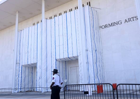 September 16, 2026, Washington, District Of Columbia, USA: Newly installed metallic fences surround the John F. Kennedy Center for the Performing Arts in Washington, DC, USA, on September 16, 2026. Barricades were placed around the Kennedy Center building a day after the Kennedy Center Board voted to close the venue for repairs after a federal judge blocked the institution from returning President Donald Trumps name to the building. Washington USA  - ZUMAs337 20260916_znp_s337_043 Copyright: xGentxShkullakux