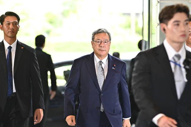 Japan’s ruling LDP reshuffles leadership ahead of Cabinet reshuffle TOKYO, JAPAN - SEPTEMBER 17 : Japan Innovation Party lawmaker Hiroshi Nakatsuka (C), who served as the party’s secretary-general, arrives at the Prime Minister’s Office ahead of the announcement of Prime Minister Sanae Takaichi’s reshuffled Cabinet in Tokyo, Japan, September 17, 2026. Nakatsuka is expected to become the first JIP politician appointed to the Cabinet since the party entered the governing coalition, marking its transition from outside support to direct participation in the government. David Mareuil Anadolu Tokyo Japan. Editorial use only. Please get in touch for any other usage.  Copyright: x2026xAnadoluxDavidxMareuilx