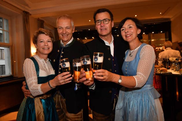 Michael Möller mit Ehefrau Irmgard und Dr. Jörg Lehmann mit Ehefrau Premiere Oktoberfest - A Musical Beinah wahr¦. (An almost true story) Komödie im Bayerischen Hof München 16. Sept. 2026