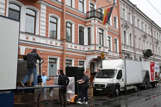 Russia Germany Consulate Closure 9244799 17.09.2026 Staff load belongings into trucks outside the building housing the German Consulate General in St. Petersburg, Russia. Germany closed the Russian Consulate General in Bonn and terminated an agreement governing the Russian House in Berlin following an attempted drone attack at Leipzig Halle Airport. Russia said it would close the German Consulate General in St. Petersburg and Goethe-Institut branches in response. Grigory Dukor Sputnik St. Petersburg Russia  Copyright: xGrigoryxDukorx