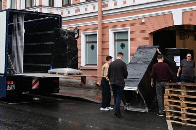 Russia Germany Consulate Closure 9244801 17.09.2026 Staff load belongings into trucks outside the building housing the German Consulate General in St. Petersburg, Russia. Germany closed the Russian Consulate General in Bonn and terminated an agreement governing the Russian House in Berlin following an attempted drone attack at Leipzig Halle Airport. Russia said it would close the German Consulate General in St. Petersburg and Goethe-Institut branches in response. Grigory Dukor Sputnik St. Petersburg Russia  Copyright: xGrigoryxDukorx