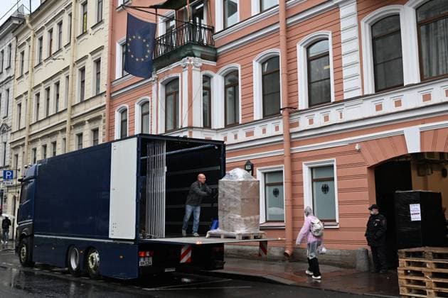 Russia Germany Consulate Closure 9244804 17.09.2026 Staff load belongings into trucks outside the building housing the German Consulate General in St. Petersburg, Russia. Germany closed the Russian Consulate General in Bonn and terminated an agreement governing the Russian House in Berlin following an attempted drone attack at Leipzig Halle Airport. Russia said it would close the German Consulate General in St. Petersburg and Goethe-Institut branches in response. Grigory Dukor Sputnik St. Petersburg Russia  Copyright: xGrigoryxDukorx