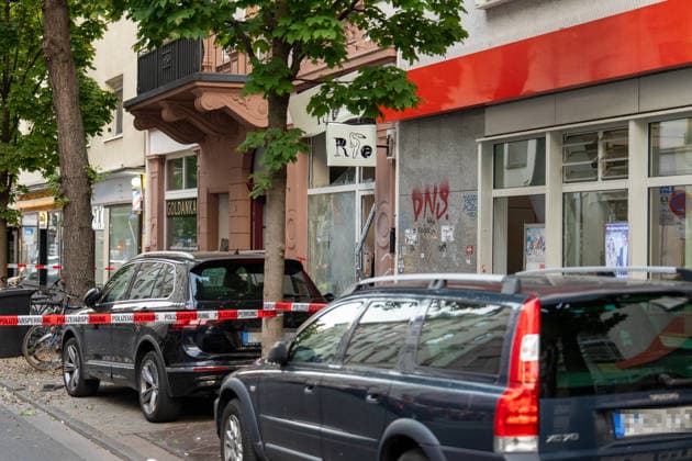 Zwei Explosionen erschüttern Frankfurt Geschäfte schwer beschädigt Serie an Explosionen reißt nicht ab Am 17.09.2026 detonierten gegen 4.20 Uhr in Frankfurt am Main zwei Sprengsätze. Betroffen waren das Acai-CafÃ Rio auf der Berger Straße im Stadtteil Nordend zwischen Herderstraße und Baumweg sowie die Shisha-Bar Truth im östlichen Bereich der Zeil nahe dem Bürgeramt. Beide Gebäude wurden stark beschädigt, an der Berger Straße wurden zudem eine Suppenbar, eine Sparkasse und ein Auto beschädigt. Verletzt wurde laut Polizei offenbar niemand, am Merianplatz gab es nach Informationen der hessenschau eine Festnahme. Frankfurt am Main Hessen Deutschland