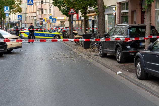 Zwei Explosionen erschüttern Frankfurt Geschäfte schwer beschädigt Serie an Explosionen reißt nicht ab Am 17.09.2026 detonierten gegen 4.20 Uhr in Frankfurt am Main zwei Sprengsätze. Betroffen waren das Acai-CafÃ Rio auf der Berger Straße im Stadtteil Nordend zwischen Herderstraße und Baumweg sowie die Shisha-Bar Truth im östlichen Bereich der Zeil nahe dem Bürgeramt. Beide Gebäude wurden stark beschädigt, an der Berger Straße wurden zudem eine Suppenbar, eine Sparkasse und ein Auto beschädigt. Verletzt wurde laut Polizei offenbar niemand, am Merianplatz gab es nach Informationen der hessenschau eine Festnahme. Frankfurt am Main Hessen Deutschland