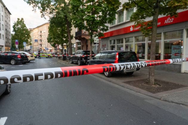 Zwei Explosionen erschüttern Frankfurt Geschäfte schwer beschädigt Serie an Explosionen reißt nicht ab Am 17.09.2026 detonierten gegen 4.20 Uhr in Frankfurt am Main zwei Sprengsätze. Betroffen waren das Acai-CafÃ Rio auf der Berger Straße im Stadtteil Nordend zwischen Herderstraße und Baumweg sowie die Shisha-Bar Truth im östlichen Bereich der Zeil nahe dem Bürgeramt. Beide Gebäude wurden stark beschädigt, an der Berger Straße wurden zudem eine Suppenbar, eine Sparkasse und ein Auto beschädigt. Verletzt wurde laut Polizei offenbar niemand, am Merianplatz gab es nach Informationen der hessenschau eine Festnahme. Frankfurt am Main Hessen Deutschland