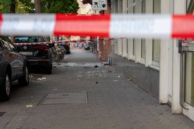 Zwei Explosionen erschüttern Frankfurt Geschäfte schwer beschädigt Serie an Explosionen reißt nicht ab Am 17.09.2026 detonierten gegen 4.20 Uhr in Frankfurt am Main zwei Sprengsätze. Betroffen waren das Acai-CafÃ Rio auf der Berger Straße im Stadtteil Nordend zwischen Herderstraße und Baumweg sowie die Shisha-Bar Truth im östlichen Bereich der Zeil nahe dem Bürgeramt. Beide Gebäude wurden stark beschädigt, an der Berger Straße wurden zudem eine Suppenbar, eine Sparkasse und ein Auto beschädigt. Verletzt wurde laut Polizei offenbar niemand, am Merianplatz gab es nach Informationen der hessenschau eine Festnahme. Frankfurt am Main Bornheim Hessen Deutschland