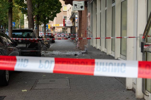 Zwei Explosionen erschüttern Frankfurt Geschäfte schwer beschädigt Serie an Explosionen reißt nicht ab Am 17.09.2026 detonierten gegen 4.20 Uhr in Frankfurt am Main zwei Sprengsätze. Betroffen waren das Acai-CafÃ Rio auf der Berger Straße im Stadtteil Nordend zwischen Herderstraße und Baumweg sowie die Shisha-Bar Truth im östlichen Bereich der Zeil nahe dem Bürgeramt. Beide Gebäude wurden stark beschädigt, an der Berger Straße wurden zudem eine Suppenbar, eine Sparkasse und ein Auto beschädigt. Verletzt wurde laut Polizei offenbar niemand, am Merianplatz gab es nach Informationen der hessenschau eine Festnahme. Frankfurt am Main Hessen Deutschland
