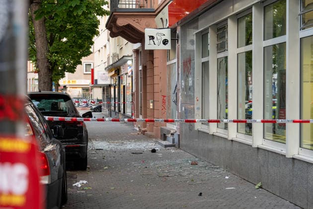 Zwei Explosionen erschüttern Frankfurt Geschäfte schwer beschädigt Serie an Explosionen reißt nicht ab Am 17.09.2026 detonierten gegen 4.20 Uhr in Frankfurt am Main zwei Sprengsätze. Betroffen waren das Acai-CafÃ Rio auf der Berger Straße im Stadtteil Nordend zwischen Herderstraße und Baumweg sowie die Shisha-Bar Truth im östlichen Bereich der Zeil nahe dem Bürgeramt. Beide Gebäude wurden stark beschädigt, an der Berger Straße wurden zudem eine Suppenbar, eine Sparkasse und ein Auto beschädigt. Verletzt wurde laut Polizei offenbar niemand, am Merianplatz gab es nach Informationen der hessenschau eine Festnahme. Frankfurt am Main Bornheim Hessen Deutschland