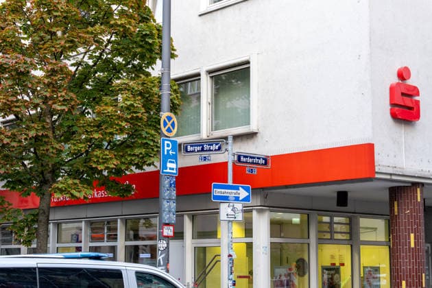 Zwei Explosionen erschüttern Frankfurt Geschäfte schwer beschädigt Serie an Explosionen reißt nicht ab Am 17.09.2026 detonierten gegen 4.20 Uhr in Frankfurt am Main zwei Sprengsätze. Betroffen waren das Acai-CafÃ Rio auf der Berger Straße im Stadtteil Nordend zwischen Herderstraße und Baumweg sowie die Shisha-Bar Truth im östlichen Bereich der Zeil nahe dem Bürgeramt. Beide Gebäude wurden stark beschädigt, an der Berger Straße wurden zudem eine Suppenbar, eine Sparkasse und ein Auto beschädigt. Verletzt wurde laut Polizei offenbar niemand, am Merianplatz gab es nach Informationen der hessenschau eine Festnahme. Frankfurt am Main Hessen Deutschland